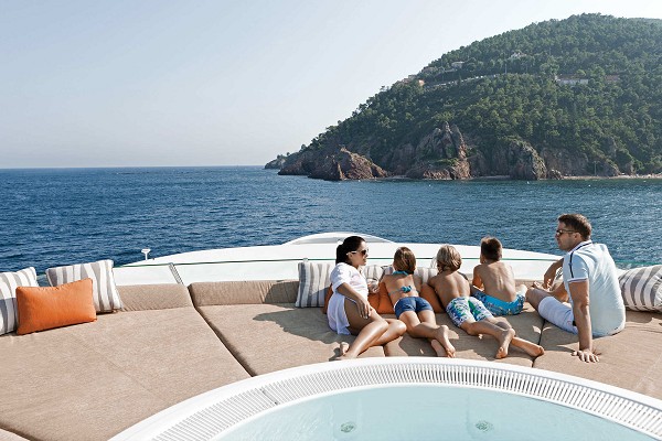 做資深三亞旅游達(dá)人，游艇旅游更時(shí)尚！